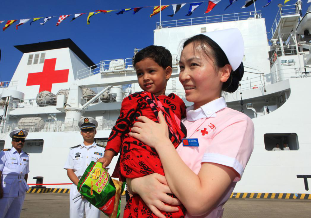 2013年8月22日，阿里法·沁与2010年曾照顾过她的中国护士在一起。新华社记者 琚振华 摄