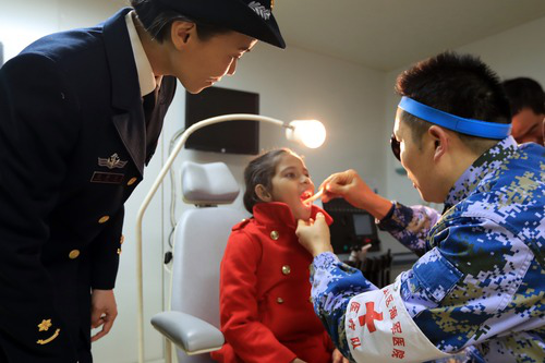 2019年12月9日，在中国海军“和平方舟”号医院船上，口腔科医生给孟加拉国的9岁女孩沁做检查。新华社发（吴炜权 摄）