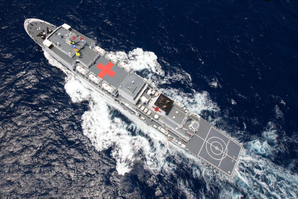 航行在大洋上的中国海军“和平方舟”号医院船。新华社记者 琚振华 摄